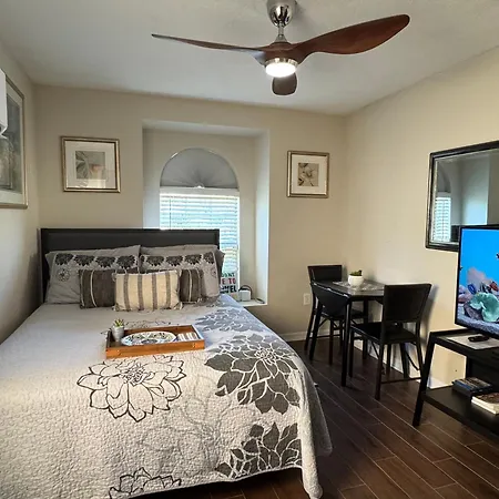 Ruskin Fl 2 Bdrm 1 Bath Suite Host And Cat Share Common Areas